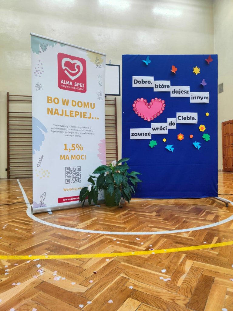 Apel podsumowujący akcje charytatywne oraz konkursy matematyczne z okazji Dnia Tabliczki Mnożenia i Dnia Liczby Pi.